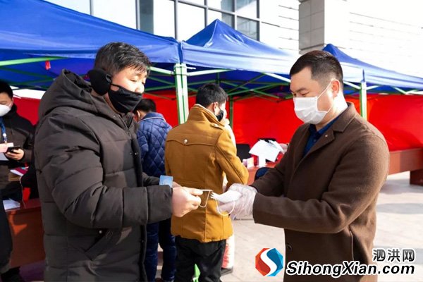 泗洪“口罩哥”洪德地產董海波 獻愛心送口罩8000余個